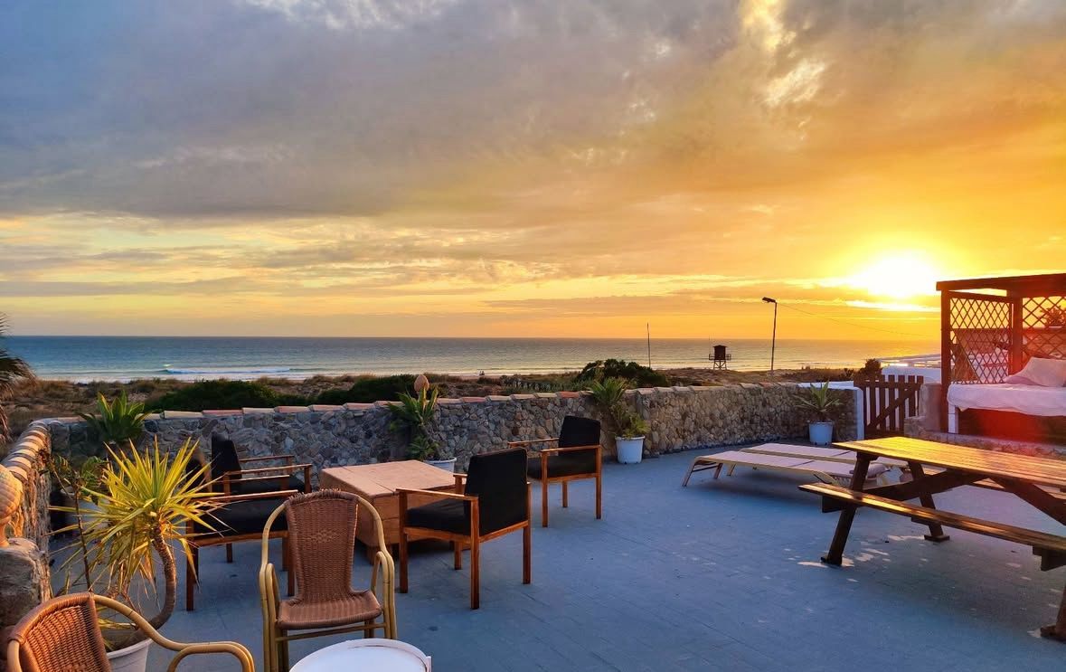 Terraza con vistas al mar al atardecer